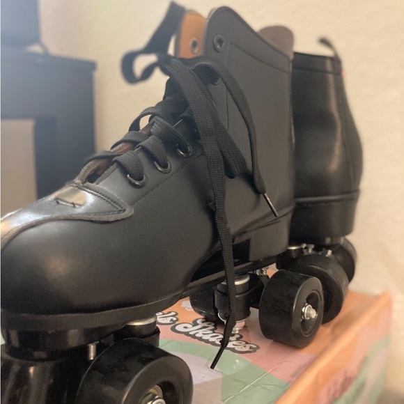 Brand new still in box Angel Skates size 7 - Picture 3 of 3